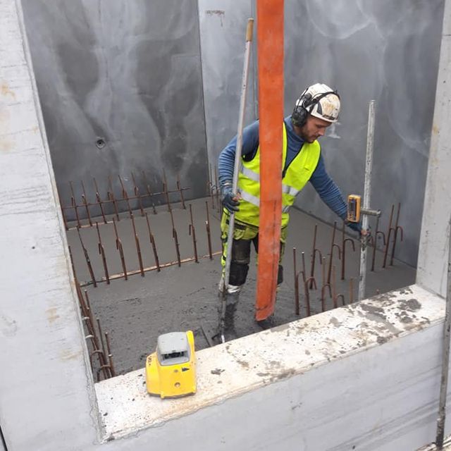 Ansatt i OBB jobber inne i betongkonstruksjon