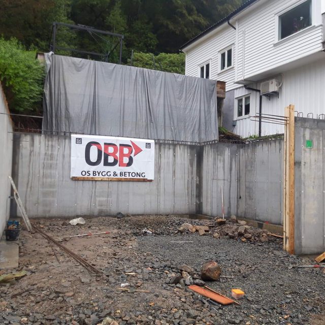 Bilde av OBB logo på en vegg under bygging