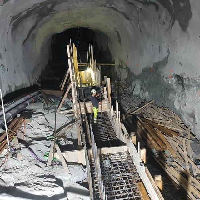 På innsiden av en tunnell hvor rør legges